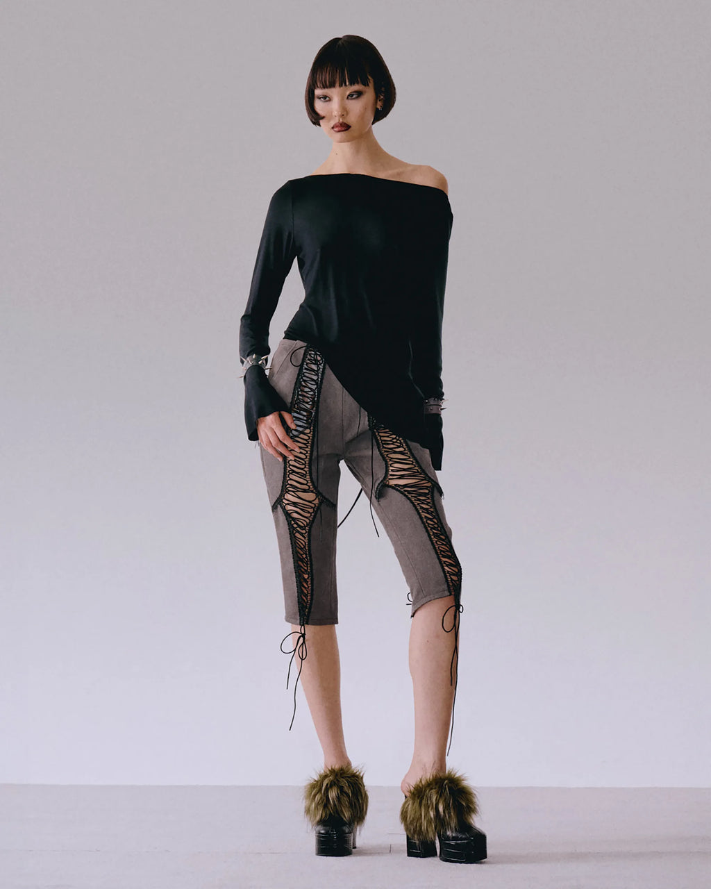 Shield Lace-up Capri