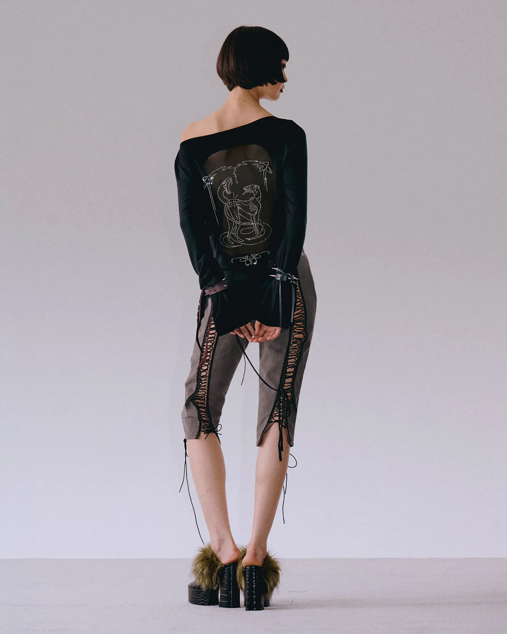 Shield Lace-up Capri